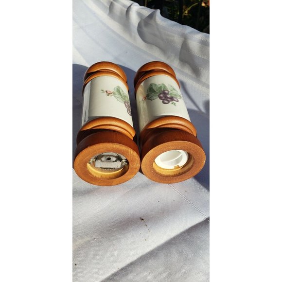 Mr Dudley 7" Wood & Ceramic Pepper Grinder Mill & Salt Shaker Set Grapes - Picture 8 of 9